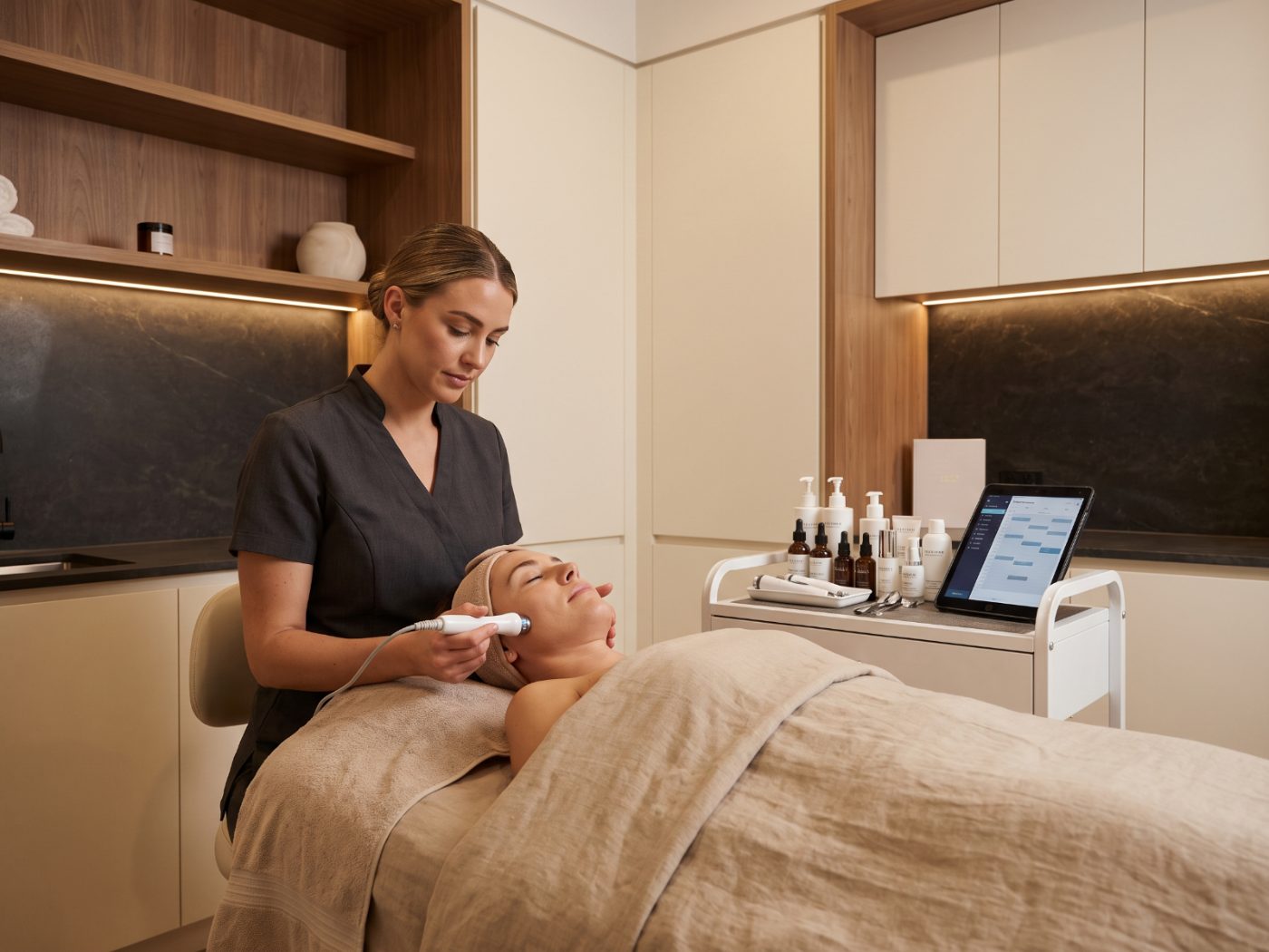 Tratamiento facial en un centro de estética con agenda digital